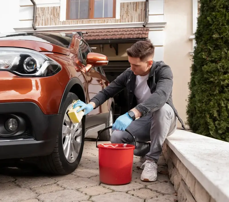 Lavage auto à domicile Poggio-Mezzana : professionnel intervenant sur un véhicule